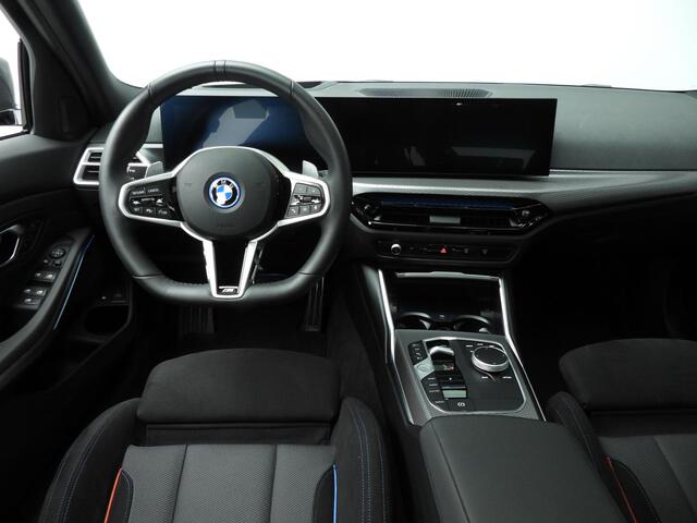 BMW 3-SERIE Touring 330e | M-Sportpakket | LED | HUD | Schuifdak | Active Cruise | Trekhaak | DAB | Hifi speakers | Alu 18 inch