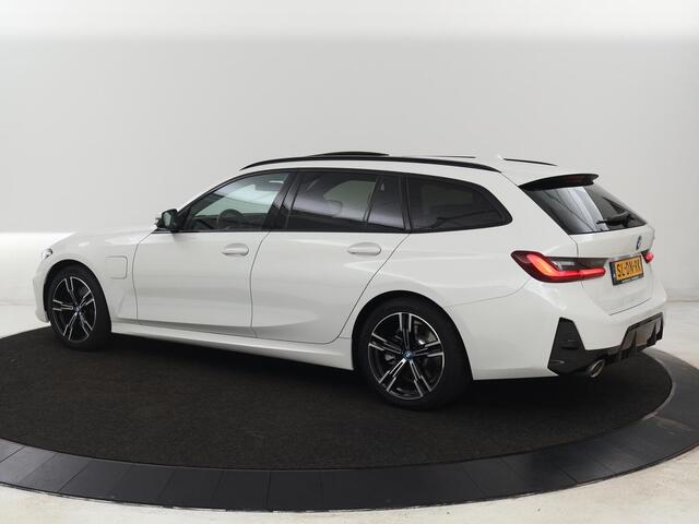 BMW 3-SERIE 320e M Sport | Panoramadak | Trekhaak | Stoelverwarming | Carplay | Sportstoelen | Leder/Alcantara | Navigatie | Widescreen Display | Sfeerverlichting | Parkeerhulp | PHEV | Plug In