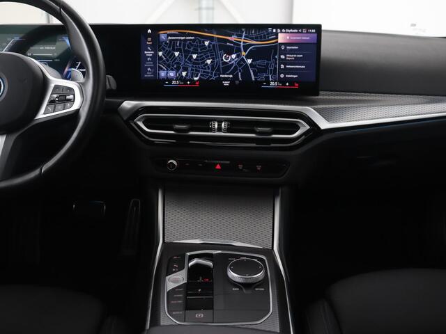 BMW 3-SERIE 320e M Sport | Panoramadak | Trekhaak | Stoelverwarming | Carplay | Sportstoelen | Leder/Alcantara | Navigatie | Widescreen Display | Sfeerverlichting | Parkeerhulp | PHEV | Plug In