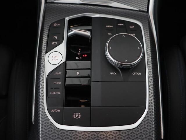 BMW 3-SERIE 320e M Sport | Panoramadak | Trekhaak | Stoelverwarming | Carplay | Sportstoelen | Leder/Alcantara | Navigatie | Widescreen Display | Sfeerverlichting | Parkeerhulp | PHEV | Plug In