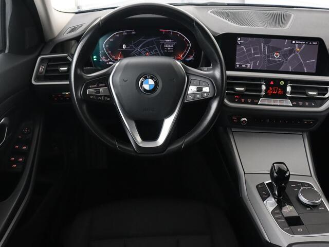 BMW 3-SERIE 318i Business Edition | Stoelverwarming | Camera | Carplay | Live Cockpit | Full LED | Navigatie | Dodehoek detectie | Climate control