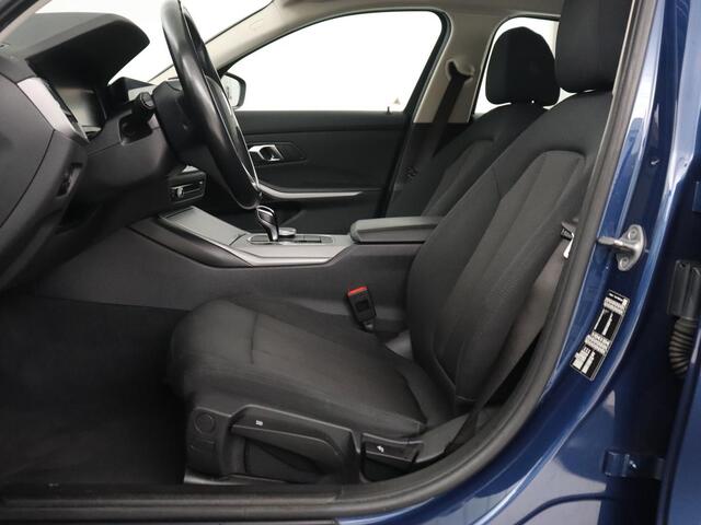 BMW 3-SERIE 318i Business Edition | Stoelverwarming | Camera | Carplay | Live Cockpit | Full LED | Navigatie | Dodehoek detectie | Climate control