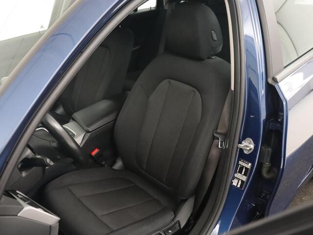 BMW 3-SERIE 318i Business Edition | Stoelverwarming | Camera | Carplay | Live Cockpit | Full LED | Navigatie | Dodehoek detectie | Climate control