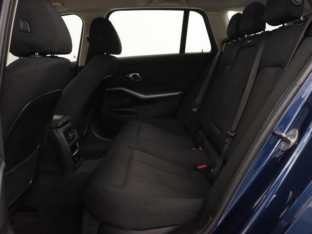 BMW 3-SERIE 318i Business Edition | Stoelverwarming | Camera | Carplay | Live Cockpit | Full LED | Navigatie | Dodehoek detectie | Climate control