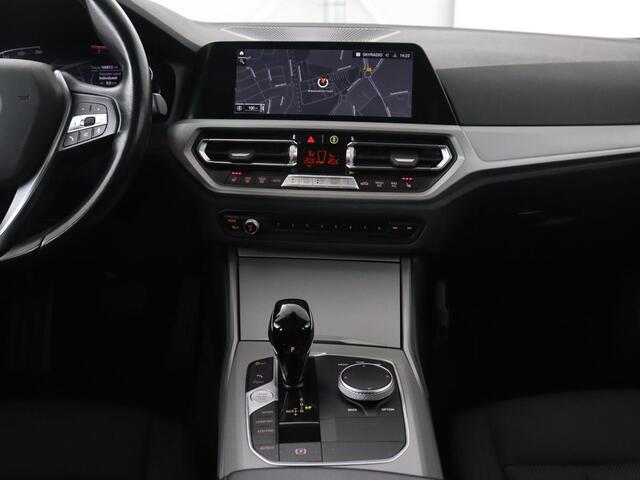 BMW 3-SERIE 318i Business Edition | Stoelverwarming | Camera | Carplay | Live Cockpit | Full LED | Navigatie | Dodehoek detectie | Climate control