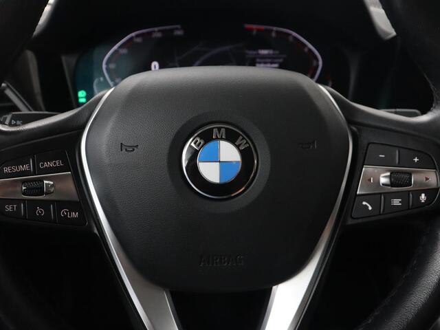 BMW 3-SERIE 318i Business Edition | Stoelverwarming | Camera | Carplay | Live Cockpit | Full LED | Navigatie | Dodehoek detectie | Climate control