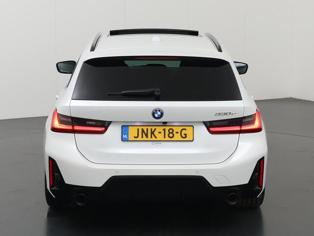 BMW 3-SERIE Touring 330e | M-Pakket | Panoramadak | Ele. stoelen + Geheugen | HUD | Sportstoelen | Camera | Apple CarPlay/Android auto | Adaptieve Cruise Control | Comfort Pakket | M-Sport Pro | HiFi | Curved Display |