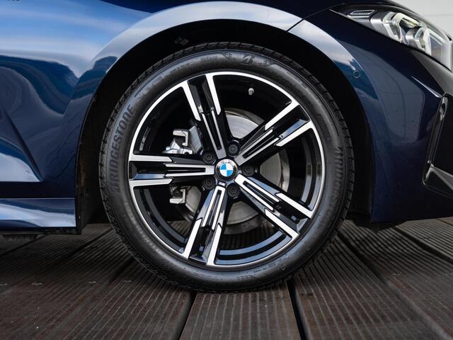 BMW 3-SERIE Sedan 318i | M Sportpakket | Comfort Pack | Comfort Access | Achteruitrijcamera | Stoelverwarming | 18''