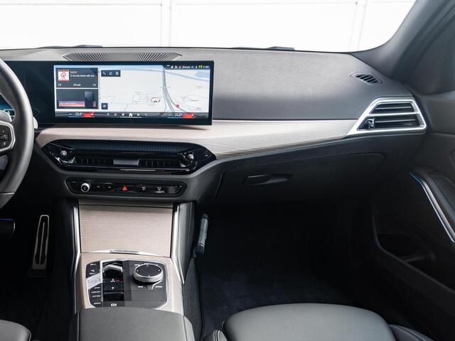 BMW 3-SERIE Sedan 318i | M Sportpakket | Comfort Pack | Comfort Access | Achteruitrijcamera | Stoelverwarming | 18''