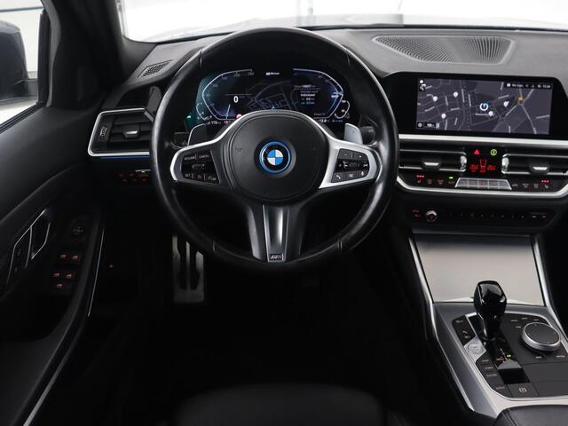 BMW 3-SERIE 320e M Sport | Leder | Trekhaak | Stoelverwarming | Carplay | Sportstoelen | Laserlicht | Live Cockpit | DAB | Parkeerhulp | Navigatie | Climate control | Bluetooth | Cruise control