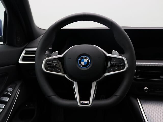 BMW 3-SERIE Sedan 330e M Sportpakket Pro | Comfort Pack | Comfort Access | Achteruitrijcamera | Schuifdak | Adaptieve LED | Harman Kardon | 19''