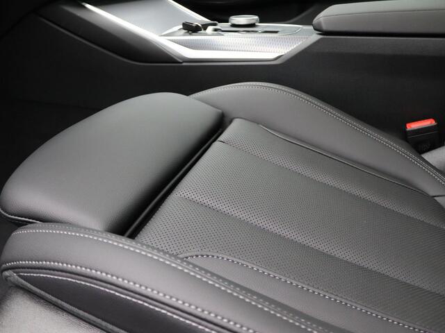 BMW 3-SERIE Sedan 330e M Sportpakket Pro | Comfort Pack | Comfort Access | Achteruitrijcamera | Schuifdak | Adaptieve LED | Harman Kardon | 19''