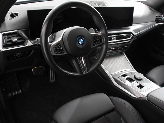 BMW 3-SERIE Touring 330e Touring M Sport PHEV | DEMO ! | Navigatie Climate Control Lichtmetalen velgen LED Virtual Cockpit Parkeersensoren Voor en Achter Achteruitrijcamera Apple carplay/ Andriod auto Stoelverwarming Stuur verwarming Elektrische achterklep Prijs Incl