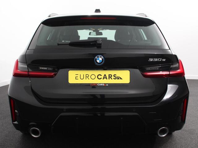 BMW 3-SERIE Touring 330e Touring M Sport PHEV | DEMO ! | Navigatie Climate Control Lichtmetalen velgen LED Virtual Cockpit Parkeersensoren Voor en Achter Achteruitrijcamera Apple carplay/ Andriod auto Stoelverwarming Stuur verwarming Elektrische achterklep Prijs Incl