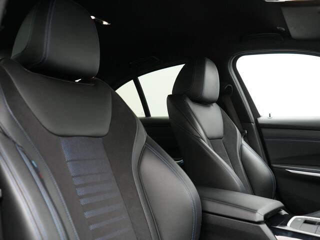 BMW 3-SERIE 330e M Sport Plug In Hybrid 293pk Dealer O.H. PHEV | Adaptief Onderstel | Sfeerverlichting | Alcantara Sportstoelen Verwarmd | Virtual | Apple Carplay | Navigatie | DAB | 19"L.M |