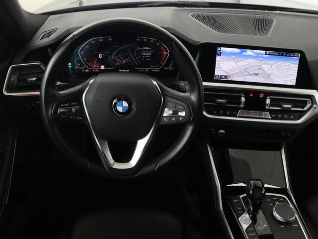 BMW 3-SERIE 318i High Executive | Sport Line | Leder | Stoelverwarming | Camera | Sportstoelen | Carplay | Sfeerverlichting | Live Cockpit | Navigatie | Full LED | Climate control | Park Assist | Cruise control