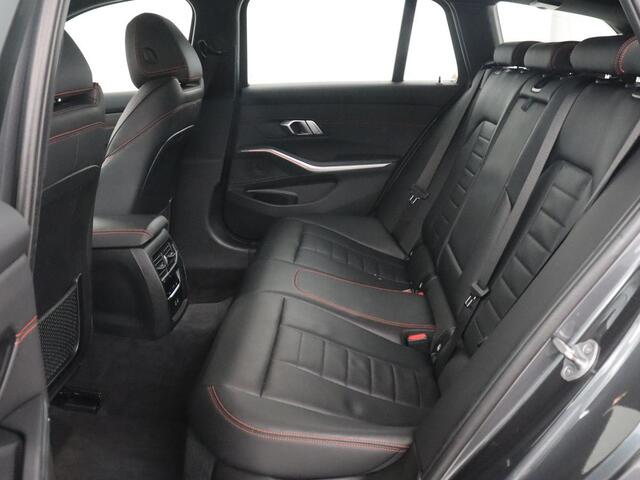 BMW 3-SERIE 318i High Executive | Sport Line | Leder | Stoelverwarming | Camera | Sportstoelen | Carplay | Sfeerverlichting | Live Cockpit | Navigatie | Full LED | Climate control | Park Assist | Cruise control