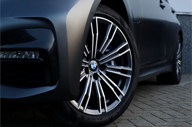 BMW 3-SERIE 330e High Ex M-Sport Frozen / Glazen dak / Adaptief onderstel / Electrische stoelen /