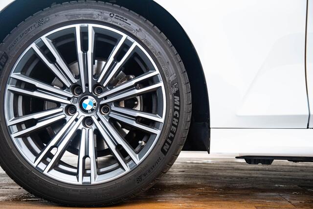 BMW 3-SERIE 320i Business Edition M Sport - Elektrisch verwarmde voorstoelen - Getinte Ruiten - Active Guard Plus - Cruise control - PDC Voor/Achter - HiFi - Automatisch dimmende binnenspiegel - Doorlaadopening -