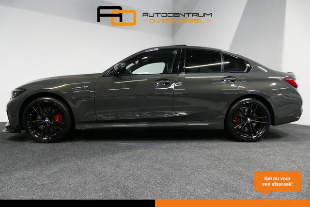 BMW 3-SERIE 330e xDrive M Sport / M340i Diffuser / Black Diamond M Grill / M340i M Sport bumper pakket / Schuif-/kanteldak / Premium kleur Dravitgrau / Apple Carplay - Android Auto / Stoelverwarming / Ambienteverlichting / 19'' LMV / Stuurwiel verwarming / Full LED /