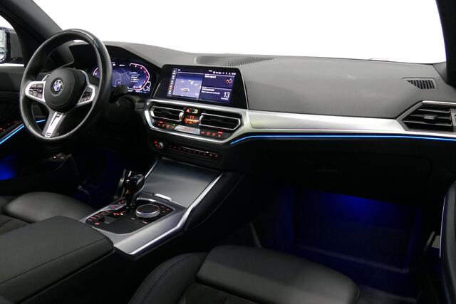 BMW 3-SERIE 330e xDrive M Sport / M340i Diffuser / Black Diamond M Grill / M340i M Sport bumper pakket / Schuif-/kanteldak / Premium kleur Dravitgrau / Apple Carplay - Android Auto / Stoelverwarming / Ambienteverlichting / 19'' LMV / Stuurwiel verwarming / Full LED /