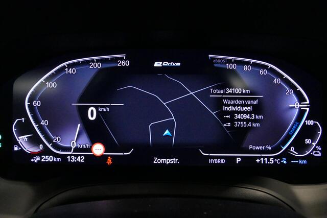 BMW 3-SERIE 330e xDrive M Sport / M340i Diffuser / Black Diamond M Grill / M340i M Sport bumper pakket / Schuif-/kanteldak / Premium kleur Dravitgrau / Apple Carplay - Android Auto / Stoelverwarming / Ambienteverlichting / 19'' LMV / Stuurwiel verwarming / Full LED /