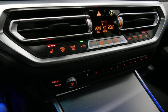 BMW 3-SERIE 330e xDrive M Sport / M340i Diffuser / Black Diamond M Grill / M340i M Sport bumper pakket / Schuif-/kanteldak / Premium kleur Dravitgrau / Apple Carplay - Android Auto / Stoelverwarming / Ambienteverlichting / 19'' LMV / Stuurwiel verwarming / Full LED /