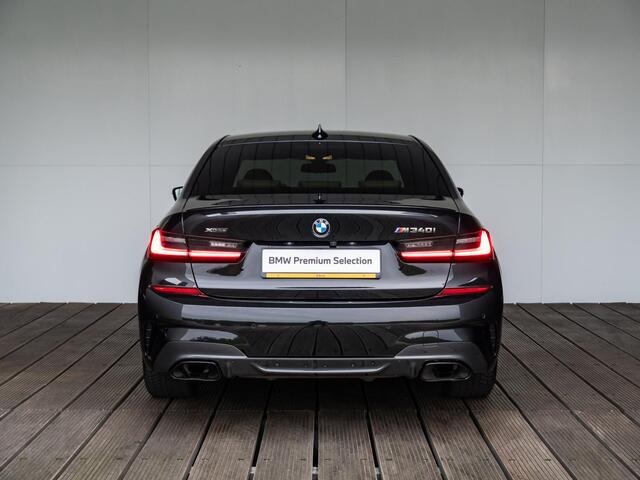 BMW 3-SERIE Sedan M340i xDrive | Innovationspakket | Comfort Access | Head-Up Display | Achteruitrijcamera | Stoelverwarming | PDC | Laserlight | 19''