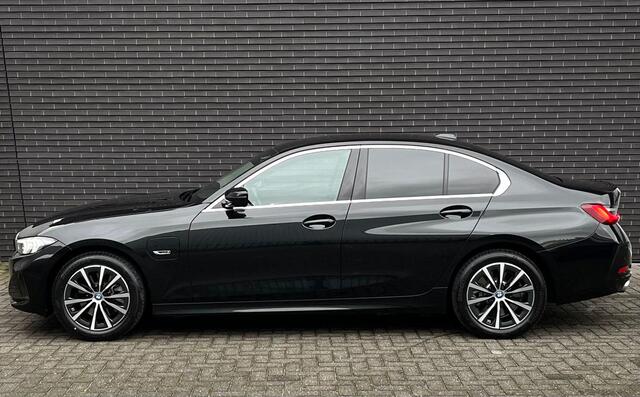 BMW 3-SERIE Sedan 320e High Executive Automaat / Live Cockpit Plus / Stoelverwarming / Widescreen Display / Extra Getint Glas / Climate Control / 17 Inch / Neerklapbare Achterbank / Hifi / Lichtpakket / Sportstoelen / LED