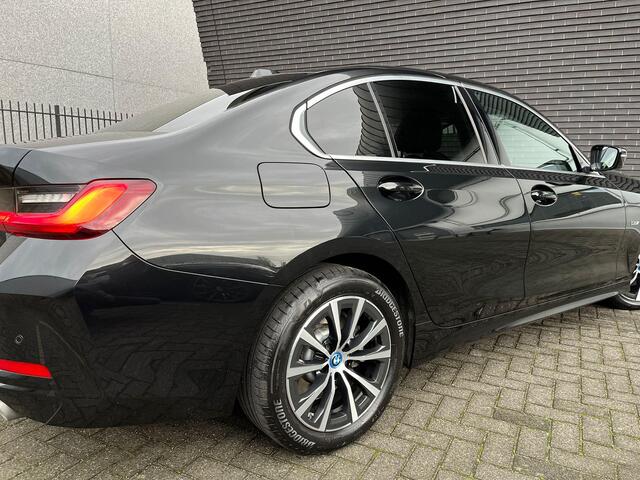 BMW 3-SERIE Sedan 320e High Executive Automaat / Live Cockpit Plus / Stoelverwarming / Widescreen Display / Extra Getint Glas / Climate Control / 17 Inch / Neerklapbare Achterbank / Hifi / Lichtpakket / Sportstoelen / LED