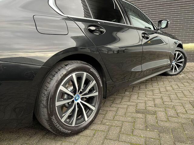 BMW 3-SERIE Sedan 320e High Executive Automaat / Live Cockpit Plus / Stoelverwarming / Widescreen Display / Extra Getint Glas / Climate Control / 17 Inch / Neerklapbare Achterbank / Hifi / Lichtpakket / Sportstoelen / LED
