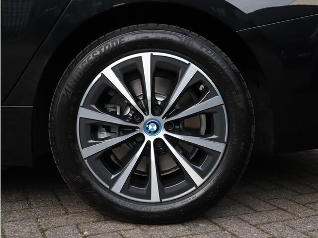BMW 3-SERIE Sedan 320e High Executive Automaat / Live Cockpit Plus / Stoelverwarming / Widescreen Display / Extra Getint Glas / Climate Control / 17 Inch / Neerklapbare Achterbank / Hifi / Lichtpakket / Sportstoelen / LED