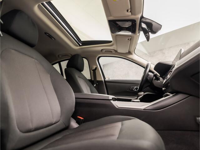 BMW 3-SERIE 320i Sportline 184Pk Automaat (SCHUIFDAK, APPLE CARPLAY, GROOT NAVI, GETINT GLAS, SPORTSTOELEN, PARKEERSENSOREN, LIVE COCKPIT, NIEUWSTAAT)