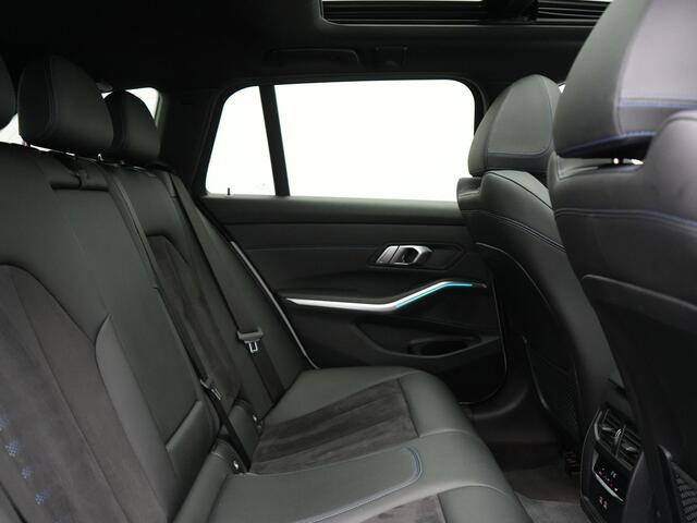 BMW 3-SERIE Touring 330e xDrive M Sport Plug In Hybrid 293pk Dealer O.H. PHEV | Panodak | Head Up | Adaptive Cruise | Laser LED | 360 Camera | Alcantara Sportstoelen Memory & Verwarmd | Sfeerverlichting | Apple Carplay | Keyless | Blis | Navigatie | Virtual | DAB