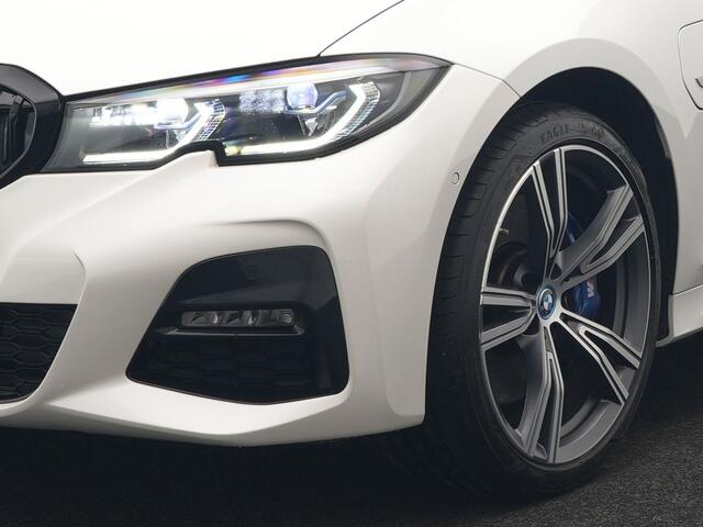 BMW 3-SERIE Touring 330e xDrive M Sport Plug In Hybrid 293pk Dealer O.H. PHEV | Panodak | Head Up | Adaptive Cruise | Laser LED | 360 Camera | Alcantara Sportstoelen Memory & Verwarmd | Sfeerverlichting | Apple Carplay | Keyless | Blis | Navigatie | Virtual | DAB