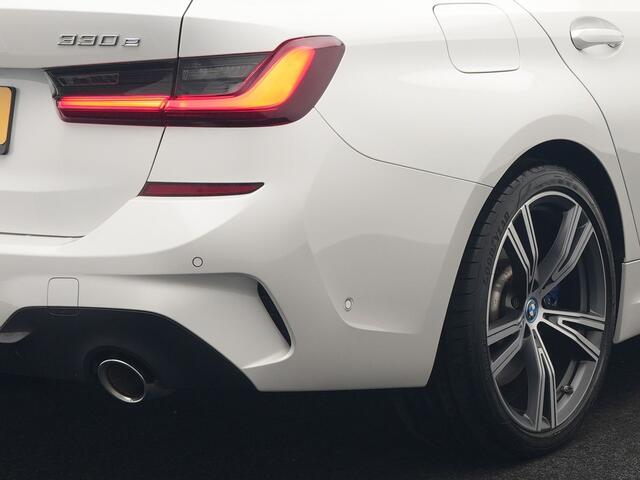 BMW 3-SERIE Touring 330e xDrive M Sport Plug In Hybrid 293pk Dealer O.H. PHEV | Panodak | Head Up | Adaptive Cruise | Laser LED | 360 Camera | Alcantara Sportstoelen Memory & Verwarmd | Sfeerverlichting | Apple Carplay | Keyless | Blis | Navigatie | Virtual | DAB