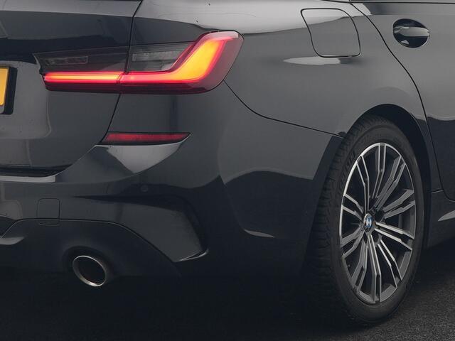 BMW 3-SERIE Touring 320i M Sport 184pk | Adaptive Cruise | Alcantara Sportstoelen Verwarmd | Apple Carplay | Sfeerverlichting | Virtual | Navigatie | DAB |