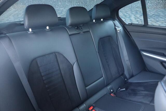 BMW 3-SERIE 320i M Sport I Geen Import I Sfeerverlichting I Alcantara