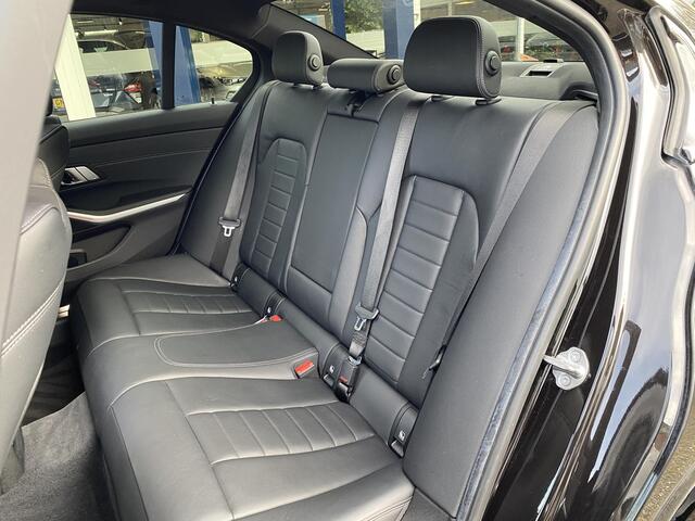 BMW 3-SERIE 330e M Sport High Executive / Automaat / NL-Auto / 55.000 Km / Dealer-Onderhouden / Vol-Leder / Schuif-Kanteldak / Head-Up Display / Digitaal Dashboard / LED / DAB / Apple-Carplay&Android-Auto / Navi / Rondom Camera's / Stuur+Stoelverwarming / Flippers / 