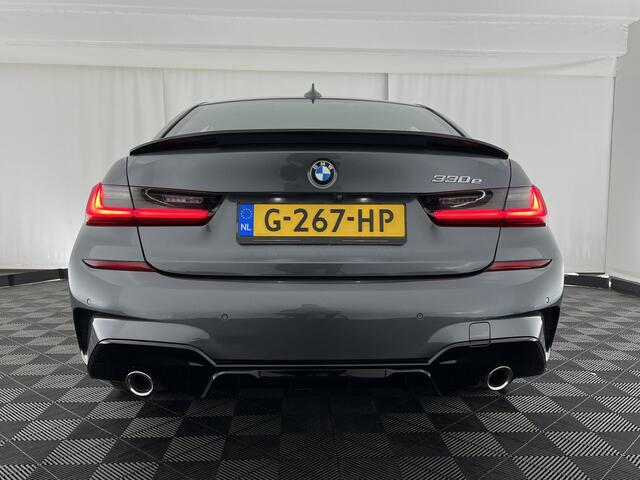 BMW 3-SERIE 330e M-Sportpack High Executive Performance Pack (INCL-BTW) *HEAD-UP | FULL-LEATHER | FULL-LED | HIFI-SOUND | CAMERA | HEATED-SPORTSEATS | CARPLAY | DIGI-COCKPIT | NAVI-FULLMAP | AMBIENT-LIGHT | ECC | PDC | CRUISE | 19''ALU*