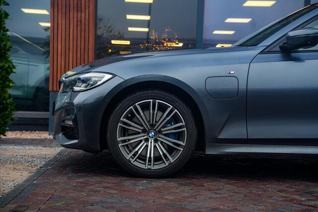 BMW 3-SERIE Touring 330e High Executive M Sport Panodak Harman Kardon HUD Leer Alcantara