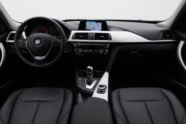 BMW 3-SERIE Touring 318i High Executive Automaat LED, Navigatie, Leer, Climate, Cruise, PDC, Bluetooth, Elektr. Pakket, 16''