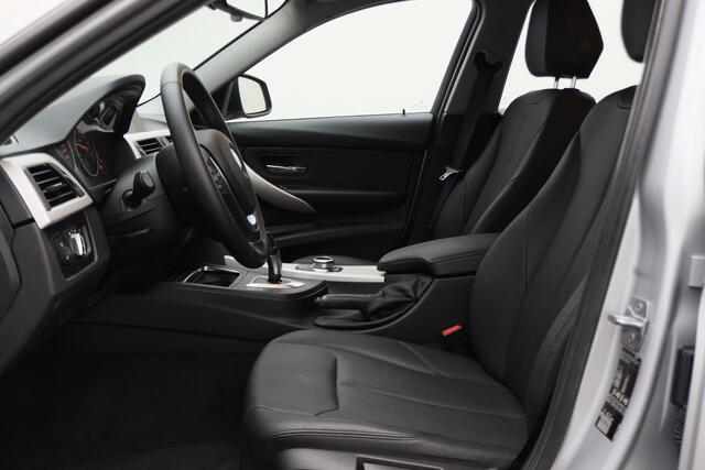 BMW 3-SERIE Touring 318i High Executive Automaat LED, Navigatie, Leer, Climate, Cruise, PDC, Bluetooth, Elektr. Pakket, 16''