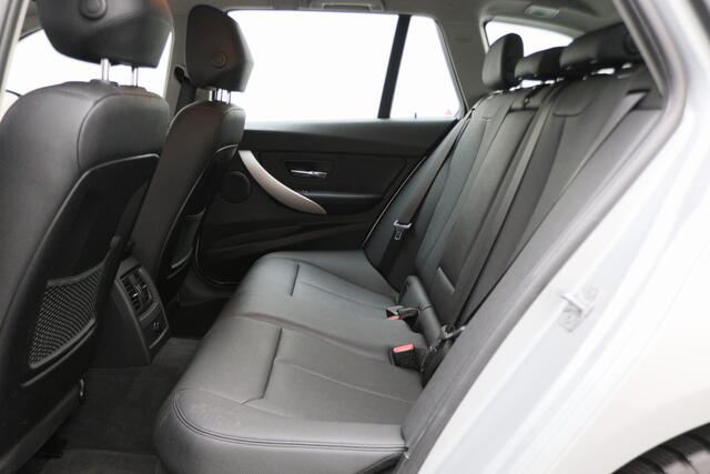 BMW 3-SERIE Touring 318i High Executive Automaat LED, Navigatie, Leer, Climate, Cruise, PDC, Bluetooth, Elektr. Pakket, 16''