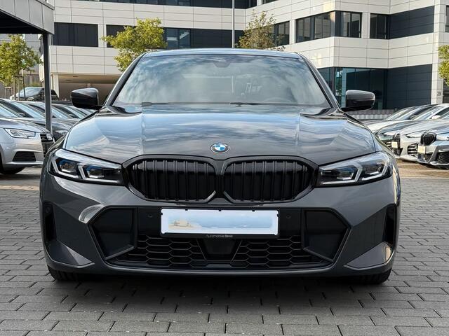 BMW 3-SERIE 320d xDrive M-SPORT ** ADAPT. LED, NAVI+, VERW.ST, HuD, ACC, 19-inch LMV, DRAVIT GRAU ** 1e EIG - UNFALLFREI - BMW GAR ** ** INFORMEER OOK NAAR ONZE AANTREKKELIJKE FINANCIAL-LEASE TARIEVEN **