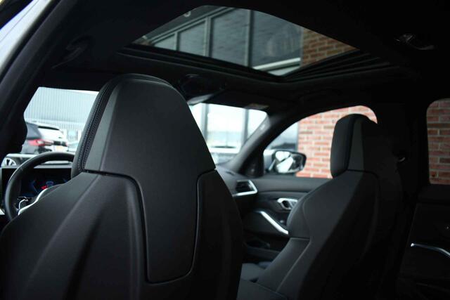 BMW 3-SERIE Touring 330e xDrive M-Sport Pro Pano M-zetels ACC HUD 19inch El-klep