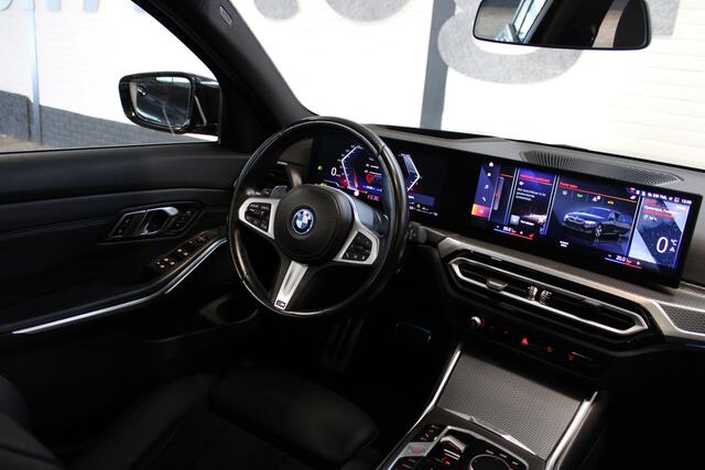 BMW 3-SERIE Touring 330e xDrive | M- Sport | Incl. 12 maanden garantie | 292 PK | Panorama dak | 360° camera | Head-up display | Memory sportstoelen | Shadow-line | Dodehoek detectie | Widescreen Display | Apple CarPlay | 19'' Breedset | Stoelverwarming |