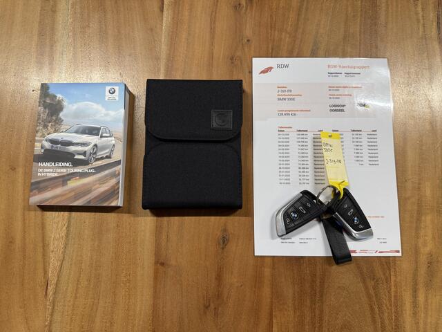 BMW 3-SERIE Touring 330e M-Sport / Org.NL! / Carplay / Leder / Elek. Trekhaak / 19'' LMV /LED / Stoelverwarming / Cruise / Navigatie