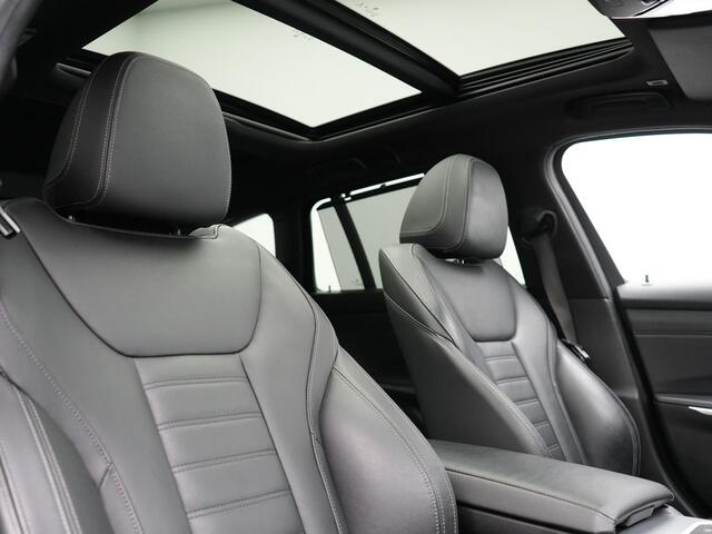 BMW 3-SERIE Touring 330e M Sport Plug In Hybrid 293pk Dealer O.H. PHEV | Trekhaak Af Fabriek | Panodak | Head Up | Adaptive Cruise | 360 Camera | Laser LED | Lederen Sportstoelen Memory & Verwarmd | Apple Carplay | Sfeerverlichting | 19"L.M |