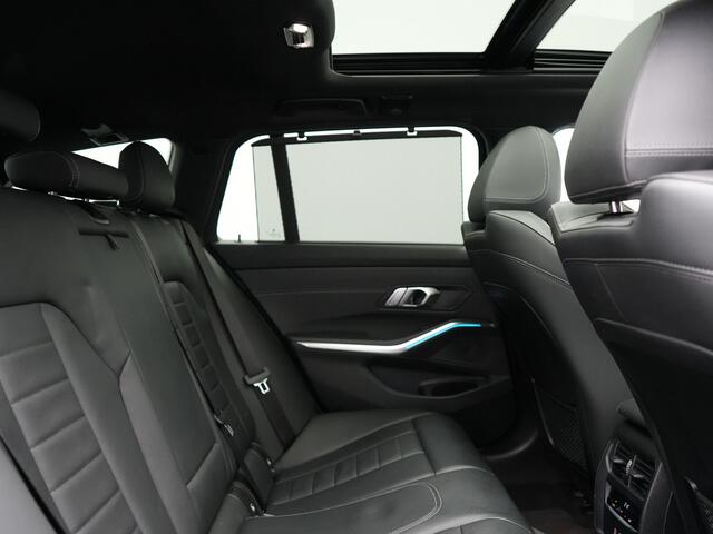 BMW 3-SERIE Touring 330e M Sport Plug In Hybrid 293pk Dealer O.H. PHEV | Trekhaak Af Fabriek | Panodak | Head Up | Adaptive Cruise | 360 Camera | Laser LED | Lederen Sportstoelen Memory & Verwarmd | Apple Carplay | Sfeerverlichting | 19"L.M |